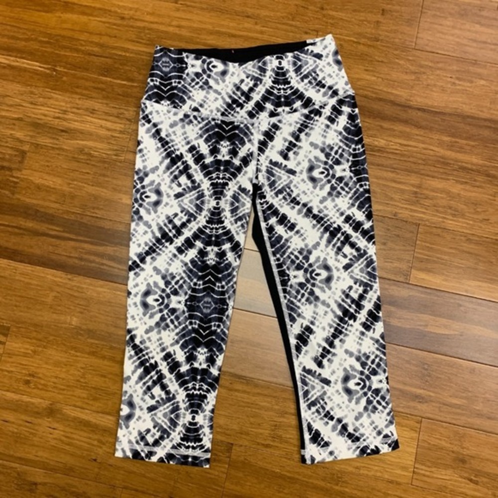 Victoria's Secret VSX Sport Knockout Crop Leggings Womens XS Black White Tie Dye